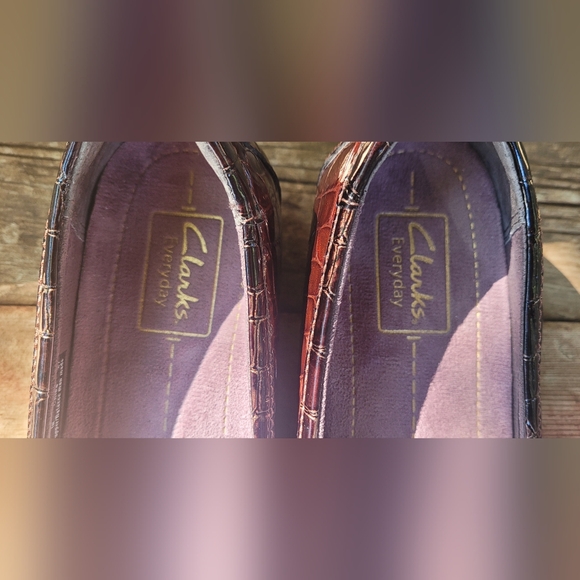 Clarks Everyday Women's Croc-Embossed Brown Leather Flats, 7.5 - Picture 2 of 10